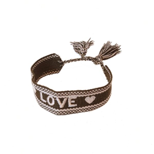 SALG. Knyte armbånd med dusker Love – oliven/hvit