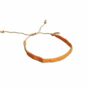Vevd armbånd med perler og gullkant