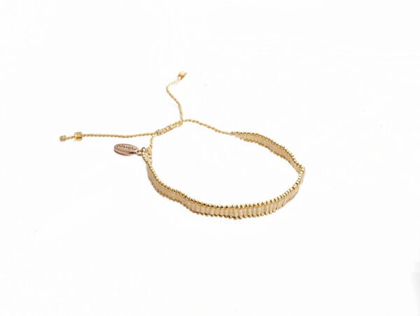 Vevd armbånd med perler og gullkant – Lys beige/gull