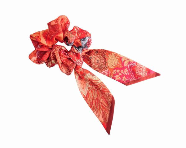 Scrunchies silke look med lange bånd – Rødorange