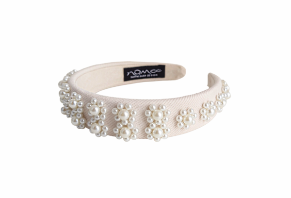 Hårbøyle med perleblomster – Off white med hvite perler