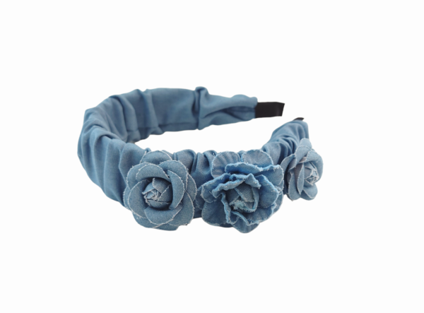 Jeanshårbøyle wrinkle med blomster – Lys jeansblå