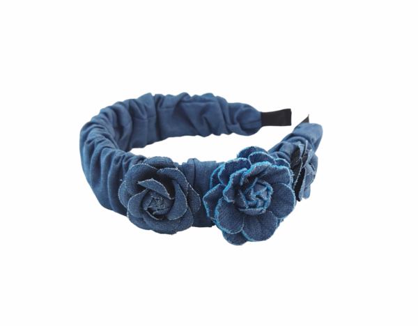 Jeanshårbøyle wrinkle med blomster – Mørk jeansblå
