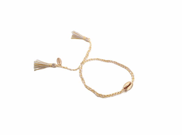 Armbånd flettet snor med skjell – Lys beige/hvit/gull