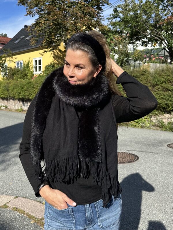 Jackie ullskjerf m/fuskepels – Sort