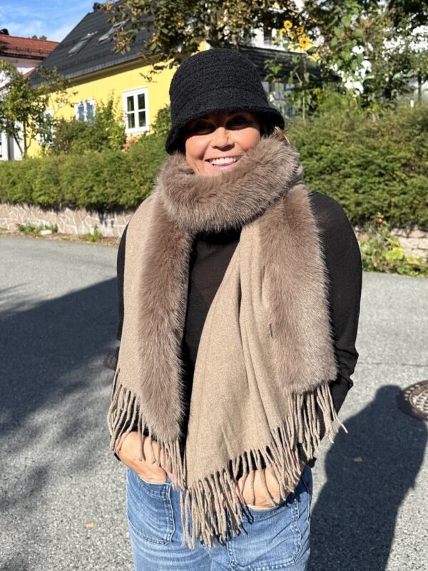 Jackie ullskjerf m/fuskepels – Taupe