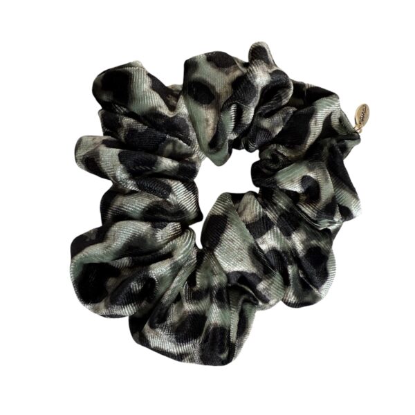 SALG. Hårstrikk scrunchies leopard velur – Dusty green