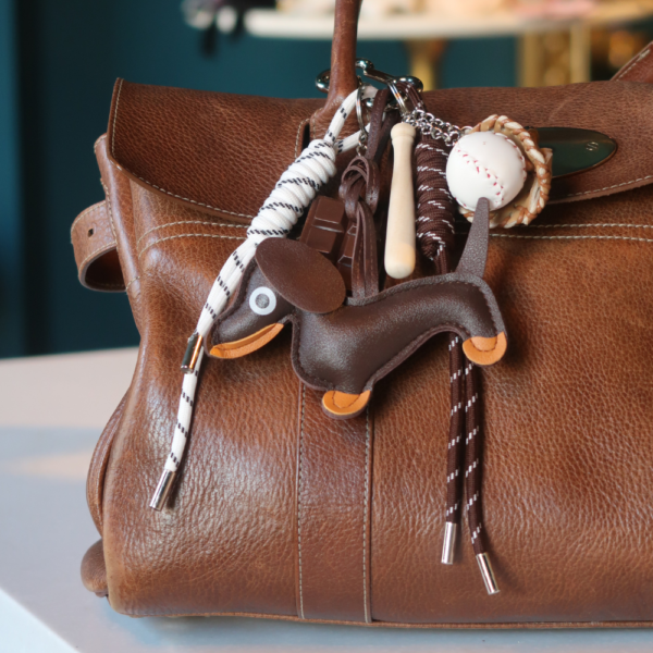 Bag charm stor – Brun hund