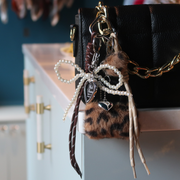 Bag charm medium – Leo veske