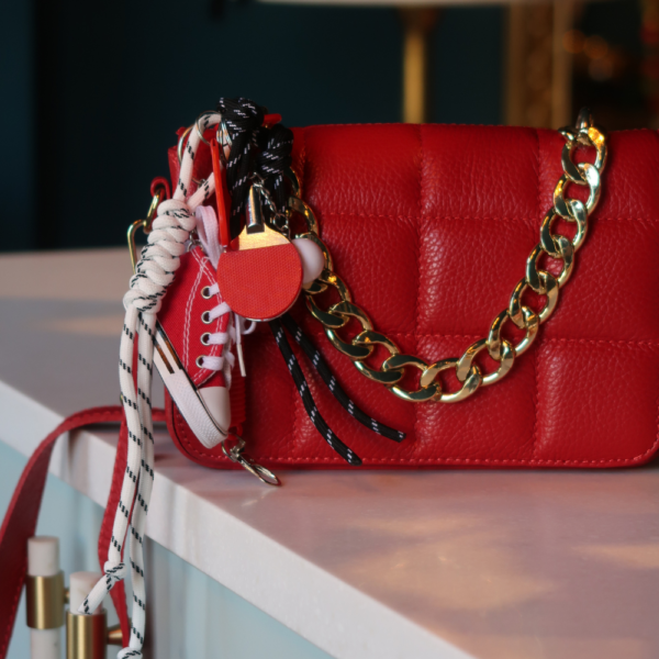 Bag charm stor – Rød converse