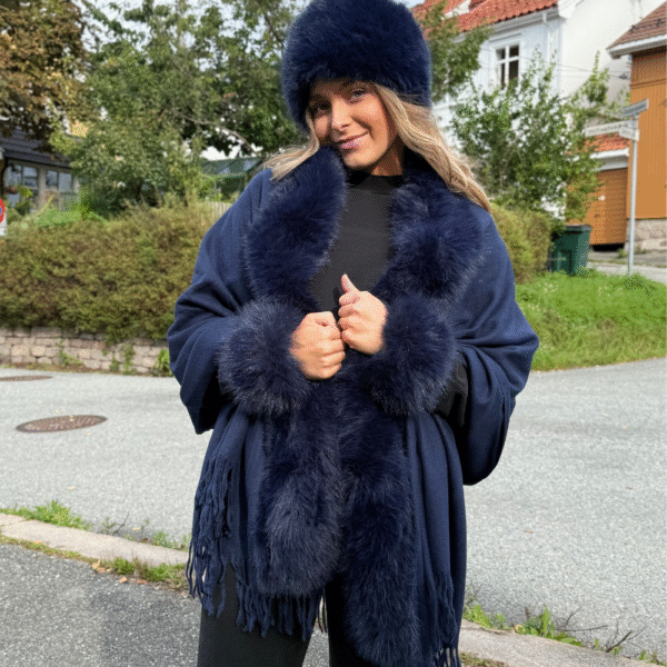 Jackie ullskjerf m/fuskepels – Navy