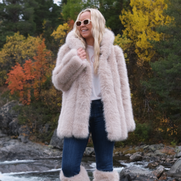 UTSOLGT Noma x Samsara fuskepels jakke med hette – Lys beige