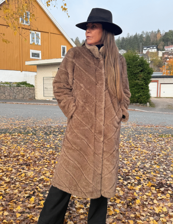 Sonja fuskepels lang kåpe SALG – Mink kamel