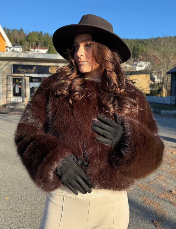 Anastasia fuskepels jakke – Sjokoladebrun