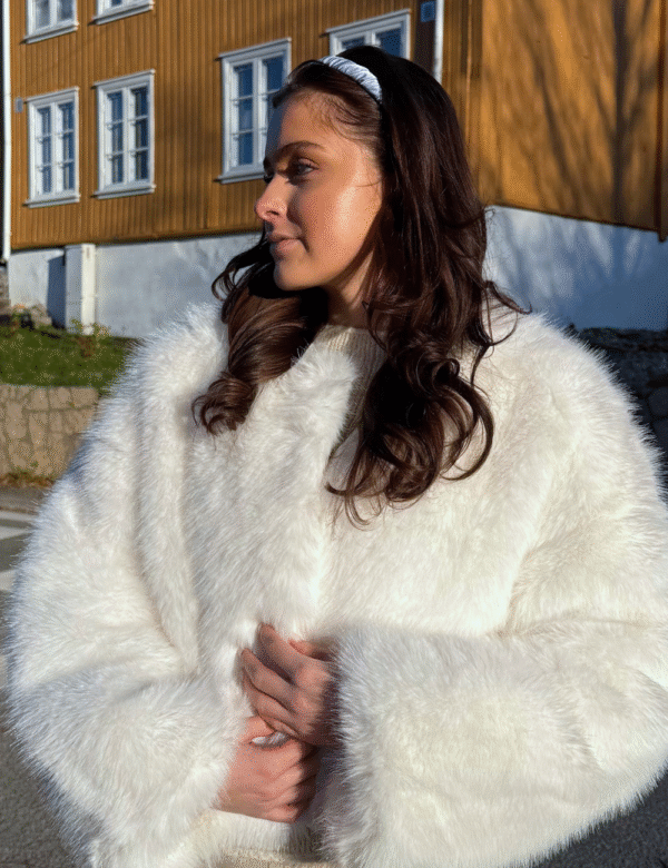 Anastasia fuskepels jakke – Hvit