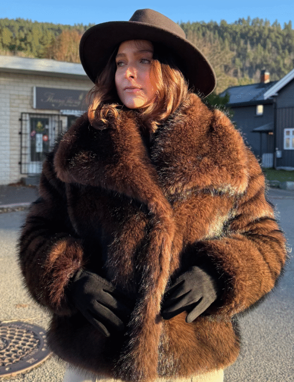 Elise fuskepels jakke – Sjokoladebrun