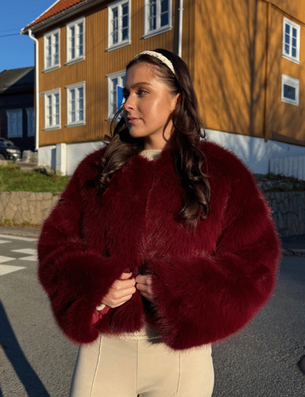 Anastasia fuskepels jakke – Burgunder