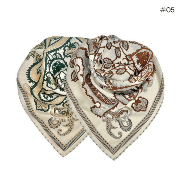 Skjerf i ull/silke m. håndsydde kanter 70×70 – #05 Creme/cognac/grønn