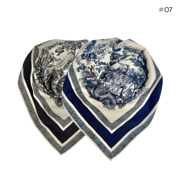 Skjerf i ull/silke m. håndsydde kanter 70×70 –  #07 Blåtoner/sort/creme natur