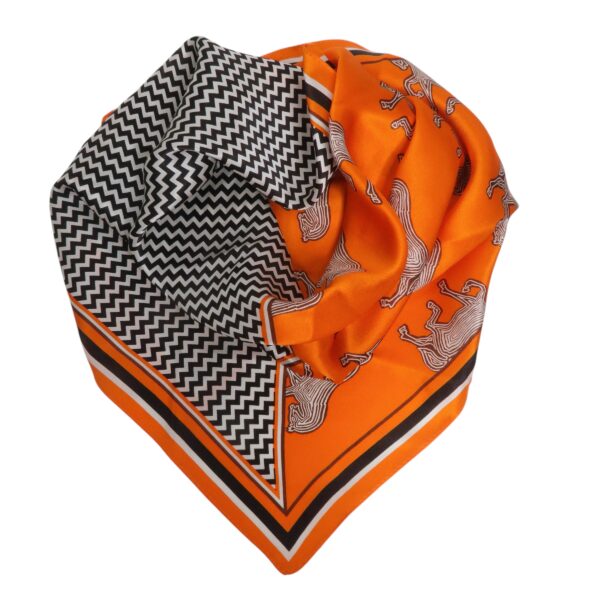 OUTLET Små silkeskjerf 53×53 –  #13 oransje/sort hest