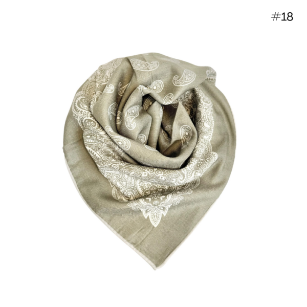 Skjerf i ull/silke m. håndsydde kanter 70×70 – #18 Dusty green/creme