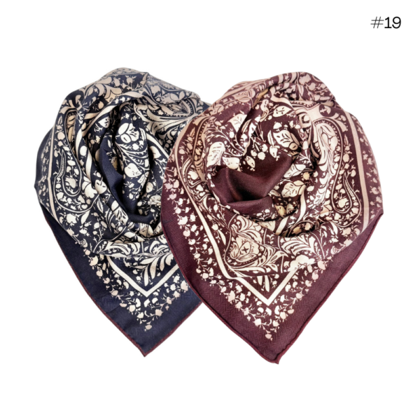 Skjerf i ull/silke m. håndsydde kanter 70×70 –  #19 Plomme/Navy/creme