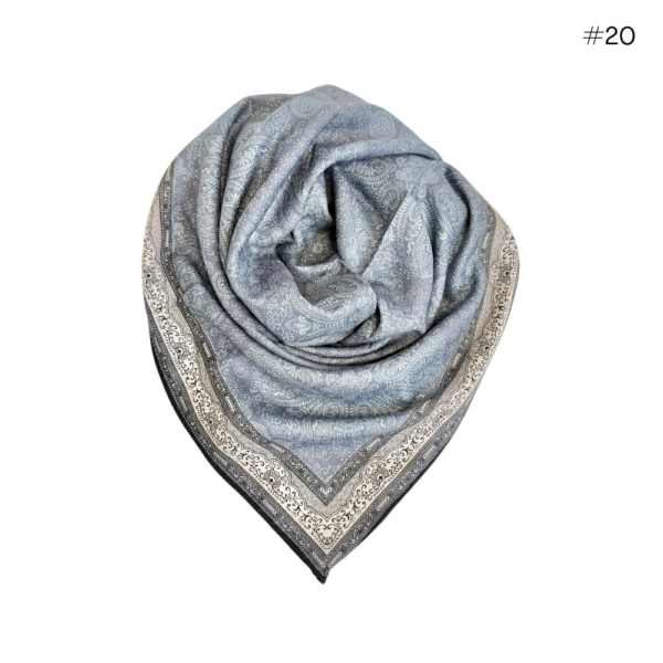 Skjerf i ull/silke m. håndsydde kanter 70×70 –  #20 Jeansblå/creme/sort