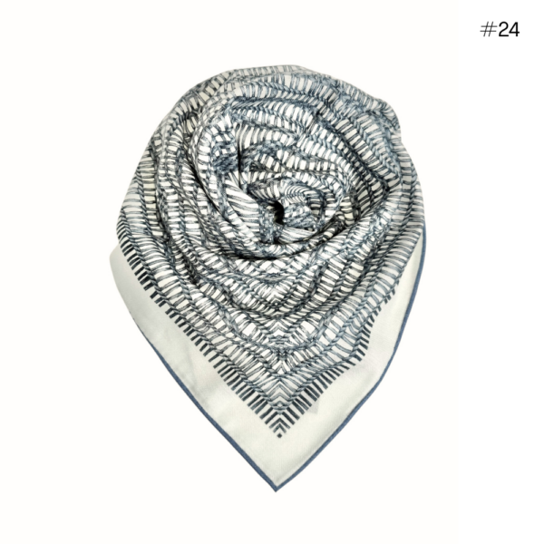 Skjerf i ull/silke m. håndsydde kanter 70×70 – #24 Creme/dusty blue