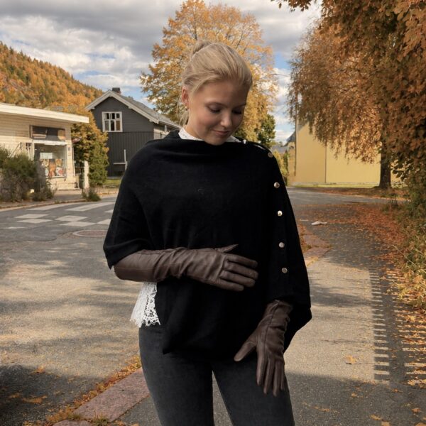 Poncho med gullknapper – Sort