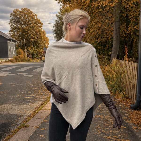 Poncho med gullknapper – Taupe