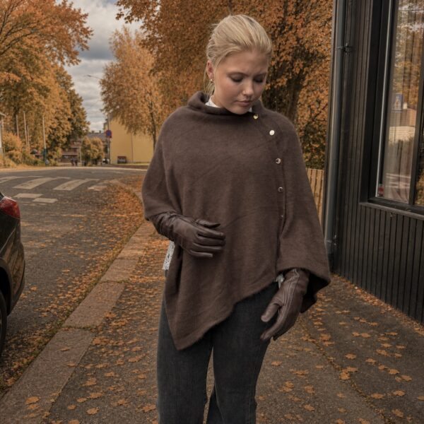 Poncho med gullknapper – Sjokoladebrun