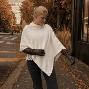 Poncho med gullknapper