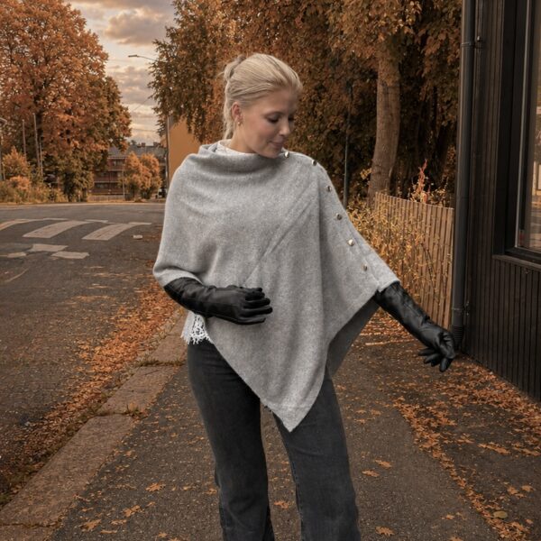 Poncho med gullknapper – Grå