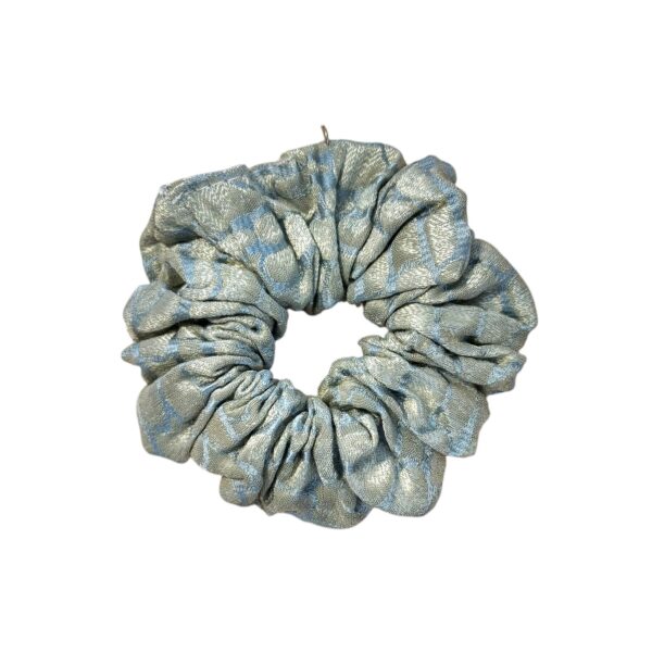 SALG. Hårstrikk scrunchie exclusive – Dusty green/gull