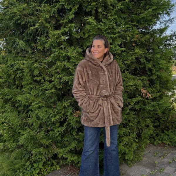 Alaska jakke m. hette – Taupe