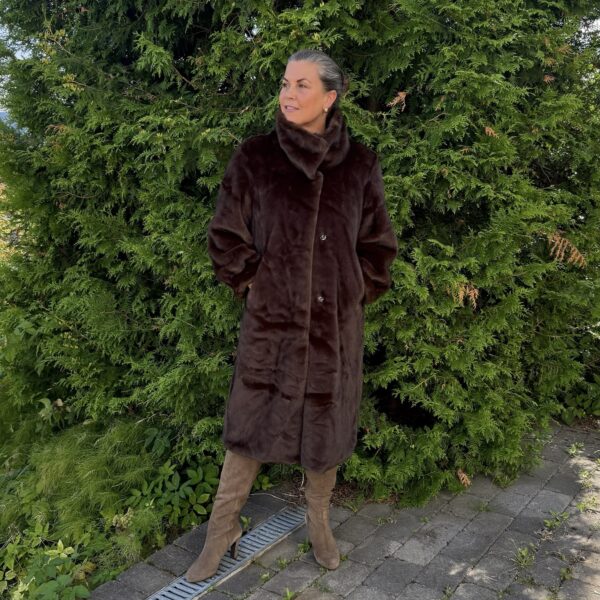 Lara fuskepels kåpe – Minkbrun