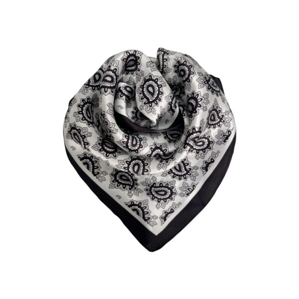 OUTLET Små silkeskjerf 53×53 – #6 Svart/hvit paisley