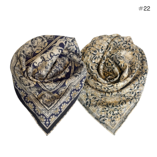 Skjerf i ull/silke m. håndsydde kanter 70×70 – #22 Blå/beige/sort/gulltoner