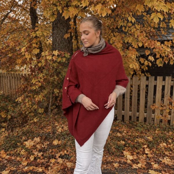 Poncho med gullknapper – Burgunder