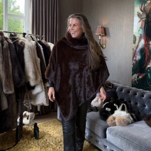 Fuskepels poncho med fluffy hals