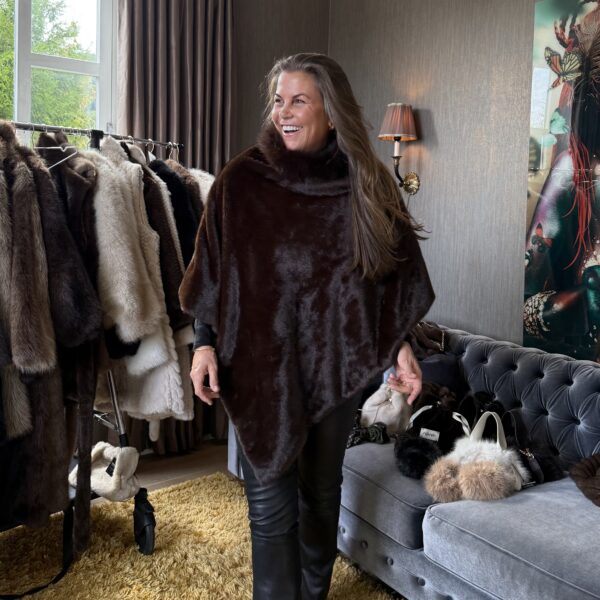Fuskepels poncho med fluffy hals – Minkbrun