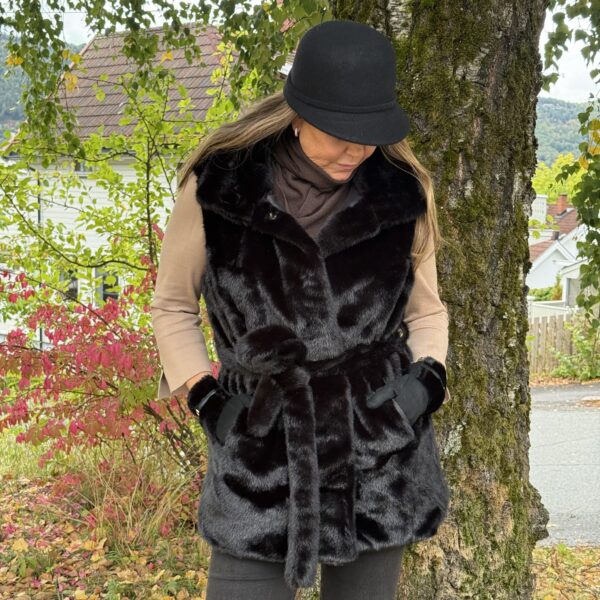 Alaska fuskepels vest uten hette – Sort