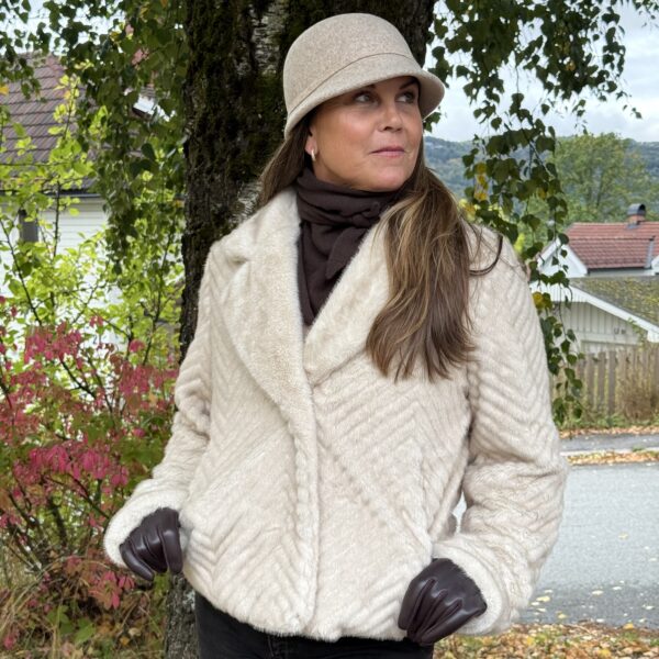 Alexandra fuskepels jakke kort –  Lys beige