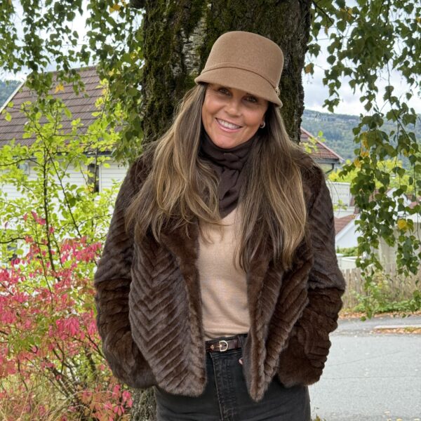 Alexandra fuskepels jakke kort – Minkbrun