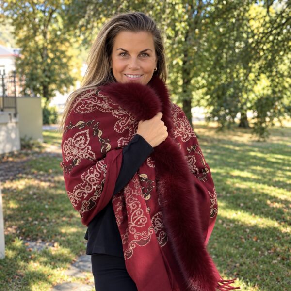 Exclusive Jackie skjerf m. fuskepels – Dyp rød med gulltråd