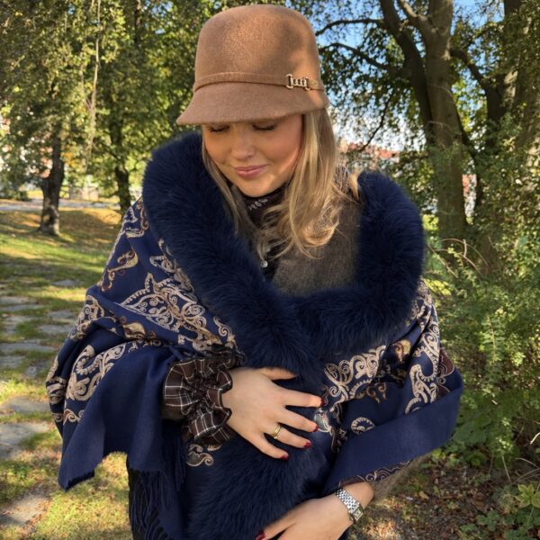 Exclusive Jackie skjerf m. fuskepels – Navy med gulltråd